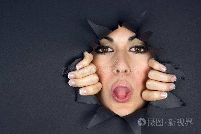 女人把舌头伸过大洞照片-正版商用图片0lwymn-摄图新视界