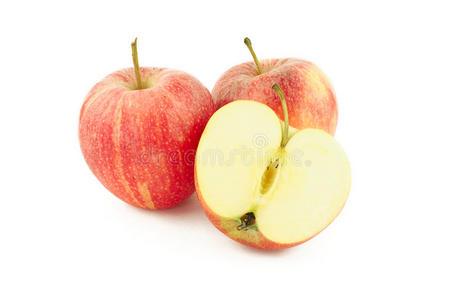 两个红苹果半个