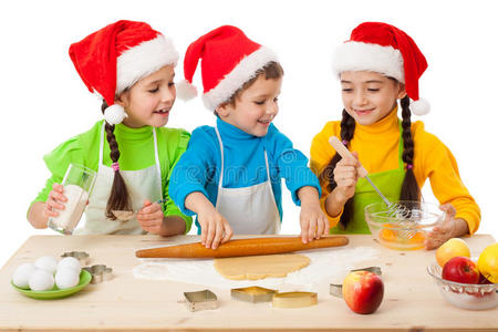 三个孩子在做圣诞菜