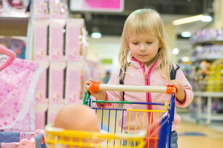 小推车儿童购物中心小推车可爱女孩照片