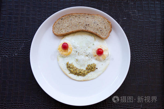 笑脸用煎鸡蛋做试试这个生物三明治准备蔬菜的小女孩心形香