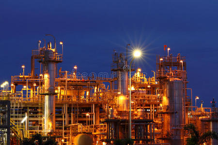 化工业夕阳下的石化工业.照片