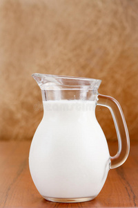 玻璃牛奶罐照片