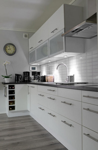 垂直视图中的白色厨房