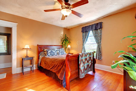 棕色墙壁和樱桃硬木的卧室