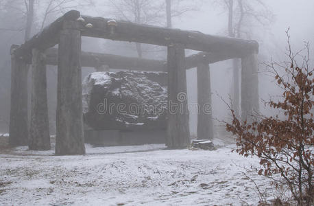 雾与雪中的大型雕塑图片