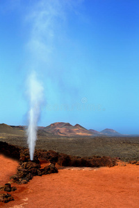 timanfaya公园的蒸汽喷泉lanzarote