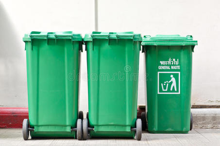 大型绿色垃圾桶