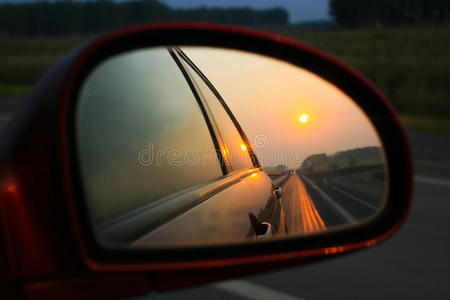 汽车后视镜中的日落图片