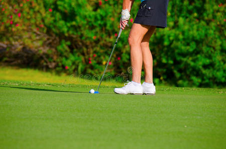 女子高尔夫运动员穿上果岭的特写镜头