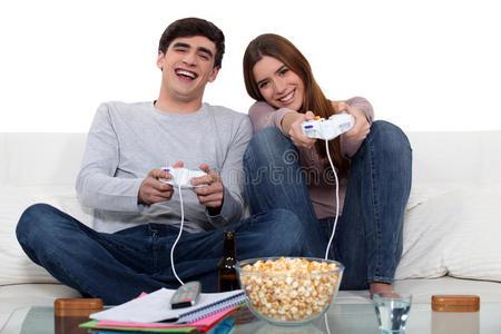 情侣玩电子游戏