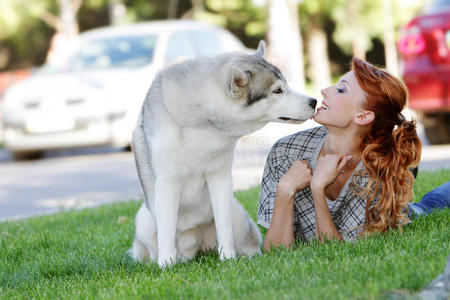 快乐的女人和狗在户外照片