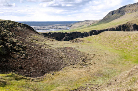 冰岛fjadrargljufur峡谷周围的景观。