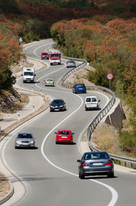 波状公路上的交通图片