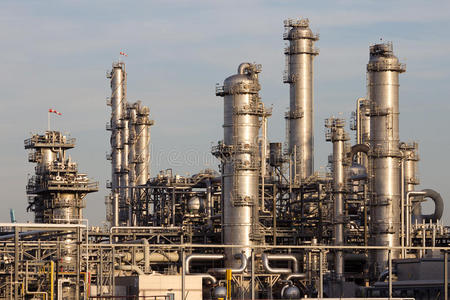 调查石油 refiery 厂和化工厂巨大的天然气和石油加工厂用燃烧的火把