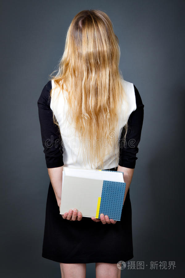 一位优雅的金发女郎的背影