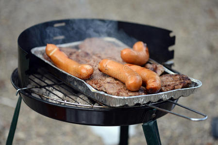 烹调 食物 烧烤 烤架 热的 肉片 特写镜头 野餐 香肠