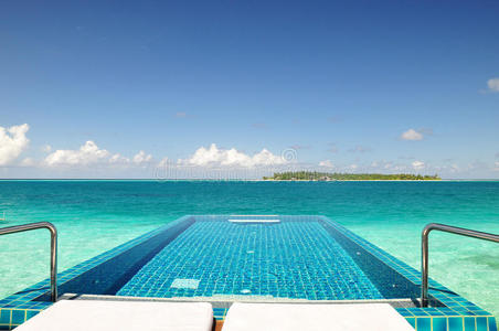 无边游泳池图片-无边游泳池素材-无边游泳池插画-摄图新视界