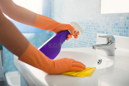 做家务的女人在家打扫浴室图片