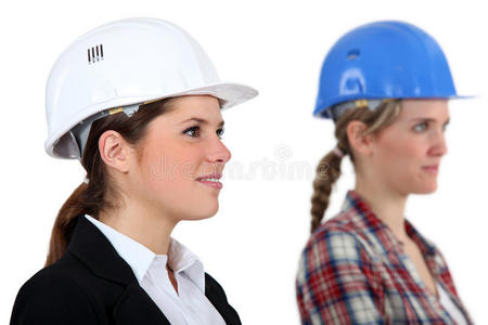 女建筑师和建筑工人