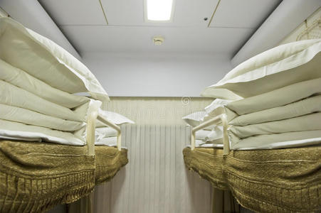 列车卧铺车厢图片