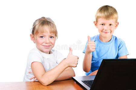 快乐的女孩和男孩在笔记本电脑旁，打着砰砰的牌子