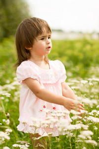 草地上可爱的小女孩