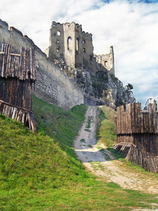 贝科夫城堡的防御工事和小教堂