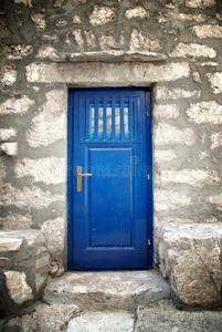 旧石屋里的蓝色门