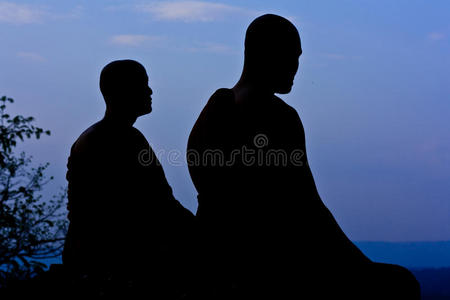 禅修僧人剪影照片