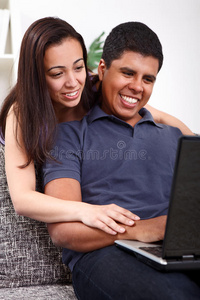 夫妻俩用笔记本电脑微笑