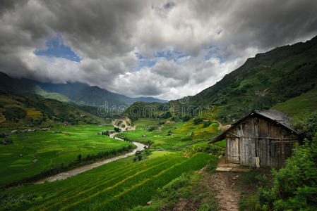 山间蜿蜒的河流