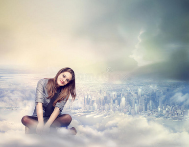 女人坐上面坐在云端的快乐女人照片