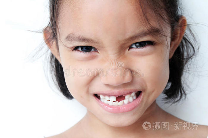 见了没有牙刷的微笑的孩子可爱的亚洲小女孩小女孩和牙刷没有上两颗牙