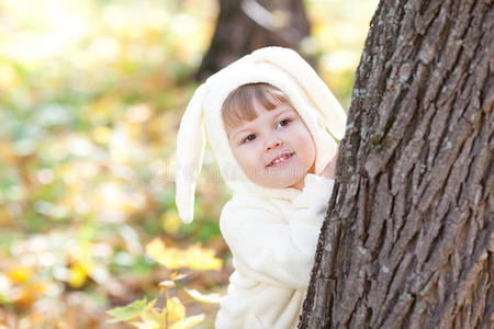 秋林里的化装兔小女孩图片
