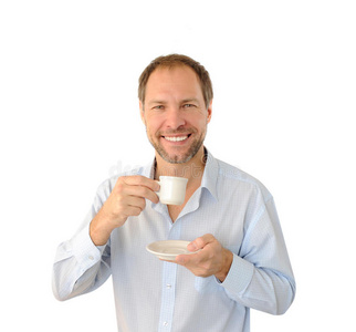 微笑的男人喝咖啡