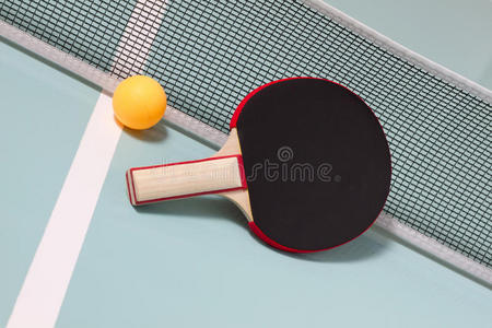 乒乓球拍和乒乓球图片