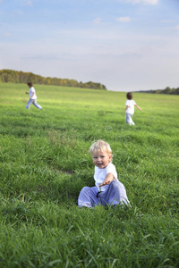 孩子们在草地上奔跑