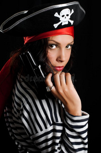 一个戴黑帽子扮成海盗的年轻女子