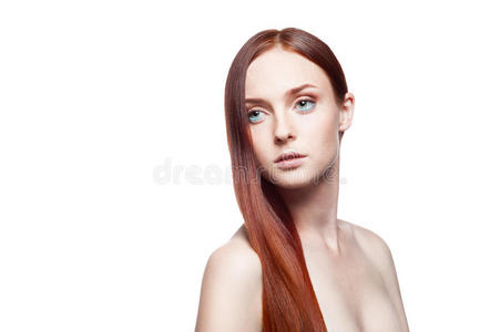 天然红色长直发的年轻女性