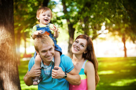 一家人在绿色的夏日公园散步图片
