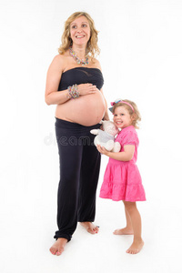 孕妇和女儿在一起