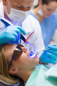 牙医用紫外线灯女病人