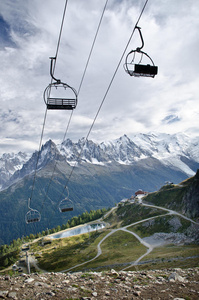 空的滑雪升降机座位图片
