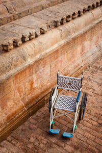 公共轮椅。布列哈迪什瓦拉神庙入口
