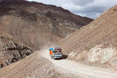 书山有路印度喜马拉雅山脉的manali leh公路,有卡车照片