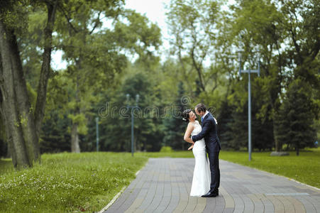 公园里的新郎新娘