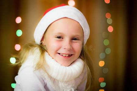 戴圣诞帽的微笑女孩