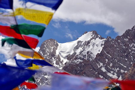 背景为喜马拉雅山的祈祷旗