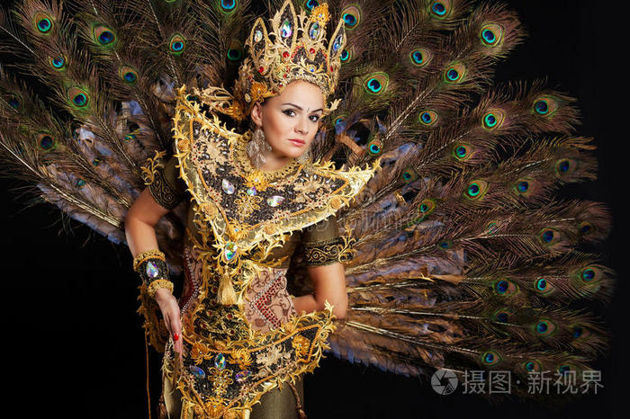 穿着金色连衣裙的舞者